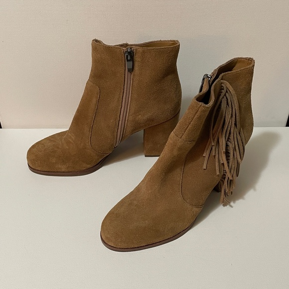 EUC Women's Size 8 Via Spiga Cognac (Tan) Suede Fringe Ankle Boots - Picture 3 of 6